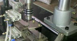 使用全自動鉆孔機(jī)，有效的提高生產(chǎn)的效率